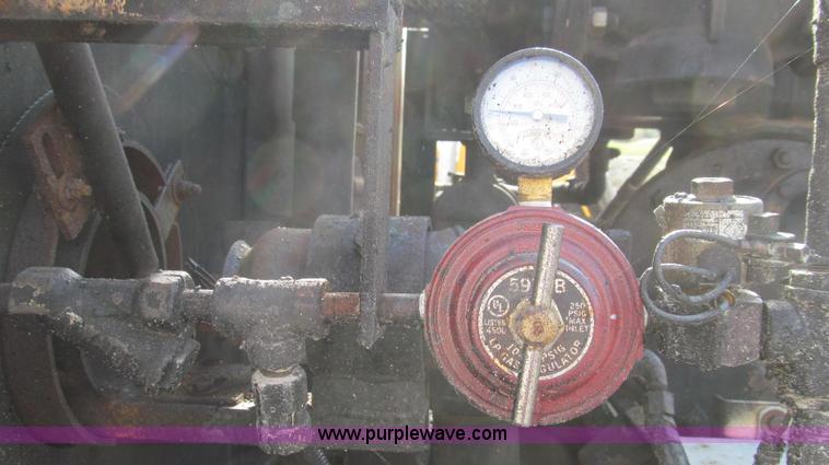 image for item G2181 1996 International 4900 oil distribution truck