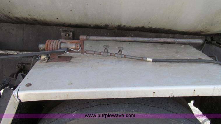 image for item G2181 1996 International 4900 oil distribution truck