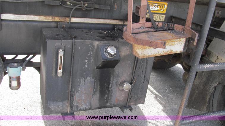 image for item G2181 1996 International 4900 oil distribution truck