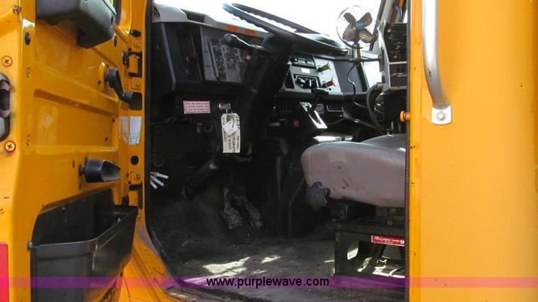 image for item G2181 1996 International 4900 oil distribution truck