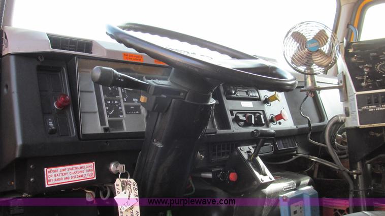 image for item G2181 1996 International 4900 oil distribution truck