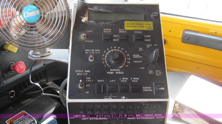 image for item G2181 1996 International 4900 oil distribution truck