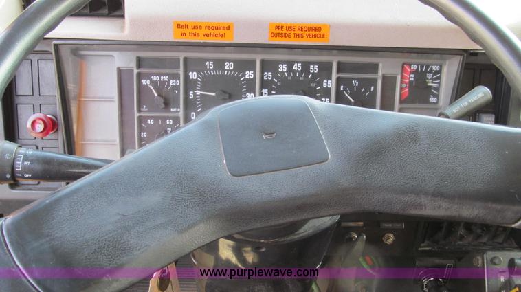 image for item G2181 1996 International 4900 oil distribution truck