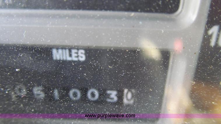 image for item G2181 1996 International 4900 oil distribution truck