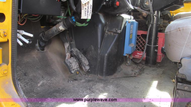 image for item G2181 1996 International 4900 oil distribution truck