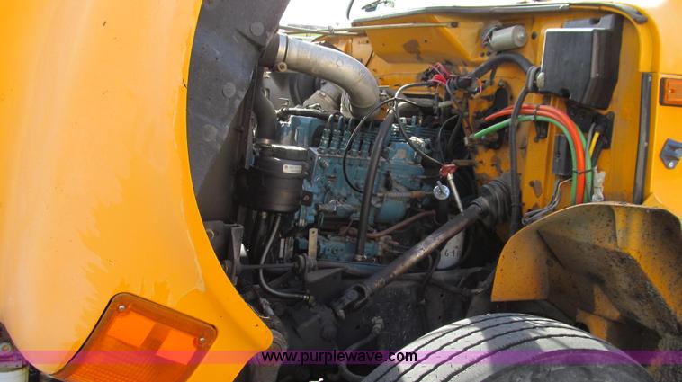 image for item G2181 1996 International 4900 oil distribution truck