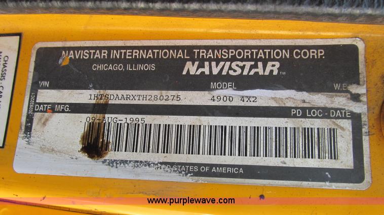 image for item G2181 1996 International 4900 oil distribution truck