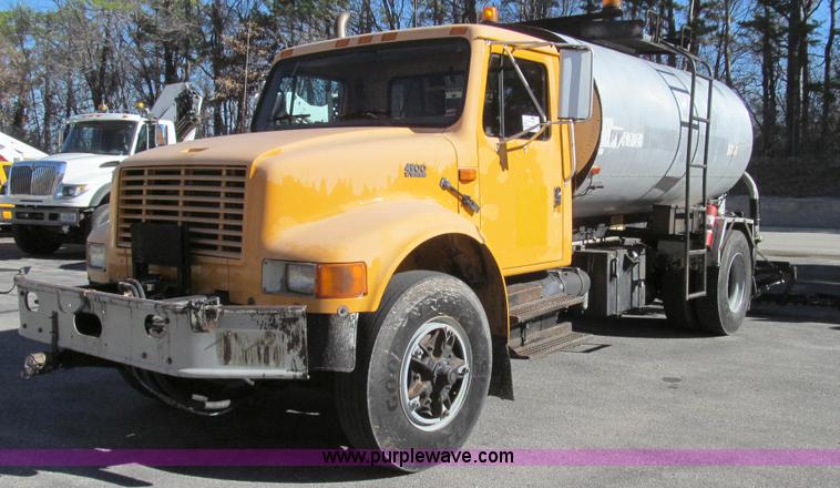 image for item G2182 1996 International 4900 oil distribution truck