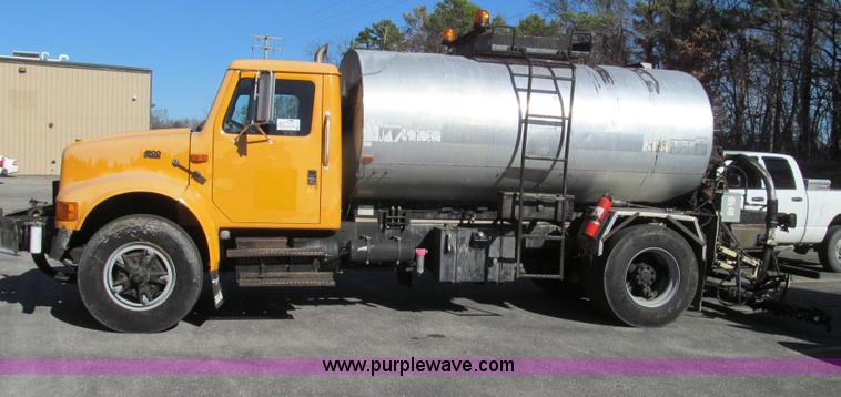 image for item G2182 1996 International 4900 oil distribution truck