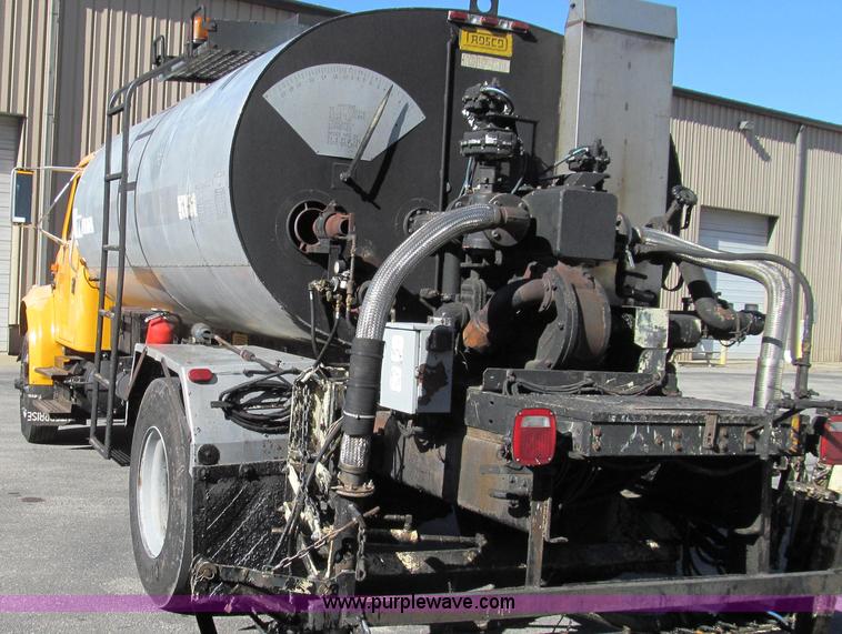 image for item G2182 1996 International 4900 oil distribution truck