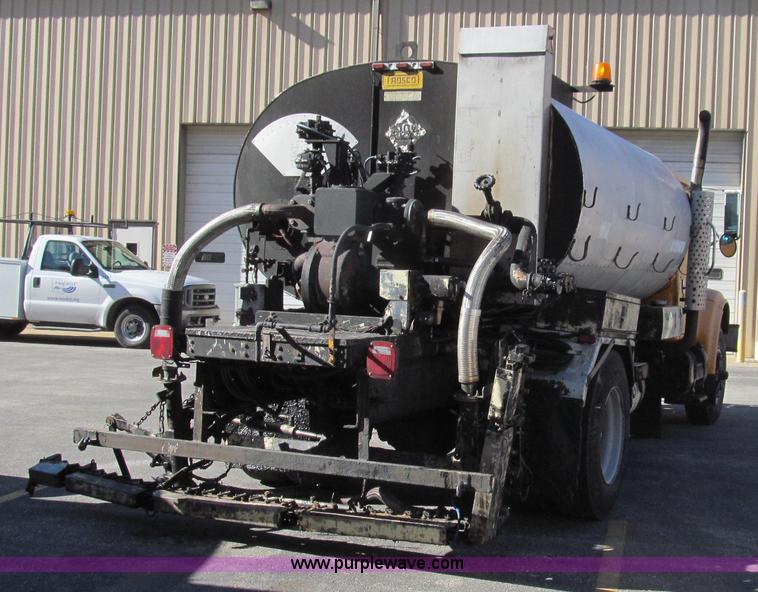 image for item G2182 1996 International 4900 oil distribution truck