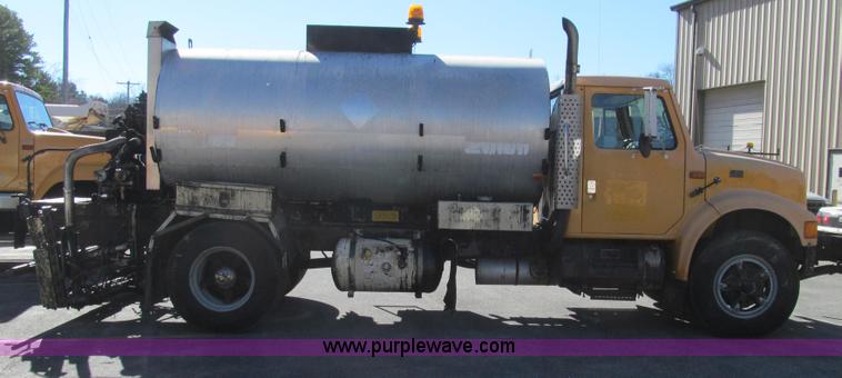 image for item G2182 1996 International 4900 oil distribution truck