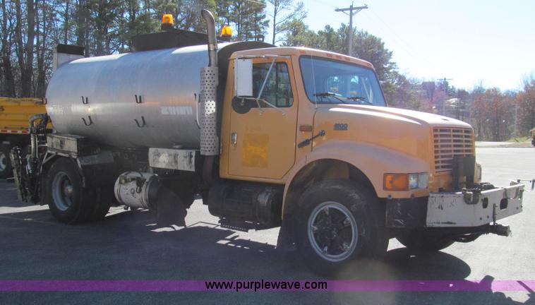 image for item G2182 1996 International 4900 oil distribution truck