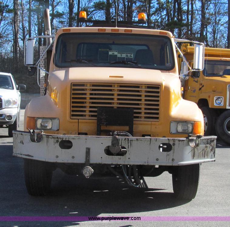 image for item G2182 1996 International 4900 oil distribution truck