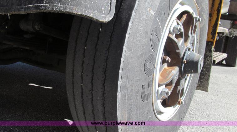 image for item G2182 1996 International 4900 oil distribution truck