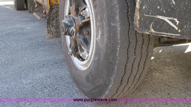 image for item G2182 1996 International 4900 oil distribution truck