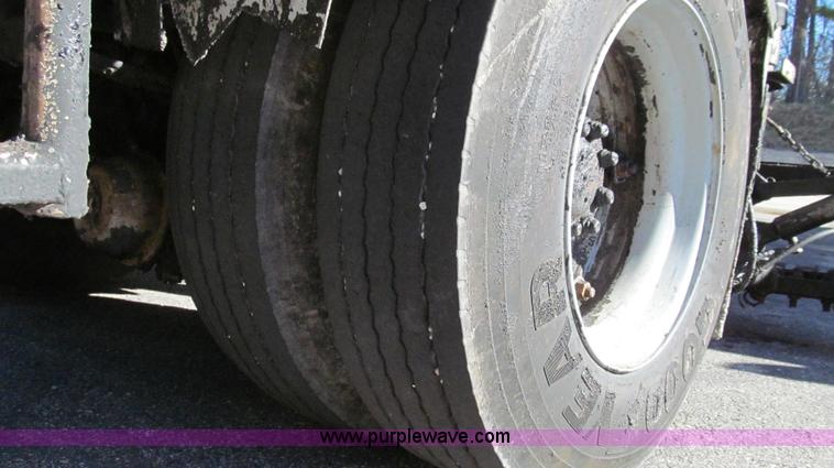 image for item G2182 1996 International 4900 oil distribution truck