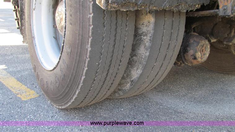 image for item G2182 1996 International 4900 oil distribution truck