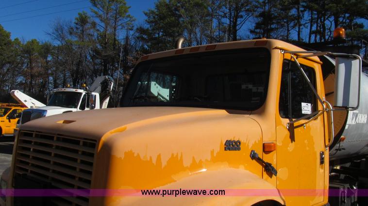 image for item G2182 1996 International 4900 oil distribution truck