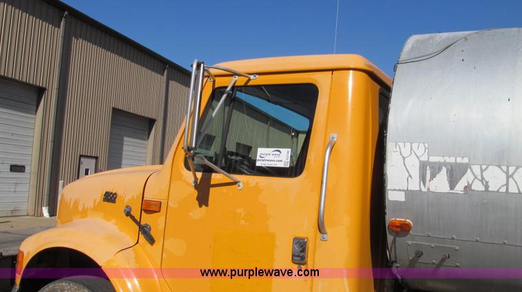 image for item G2182 1996 International 4900 oil distribution truck