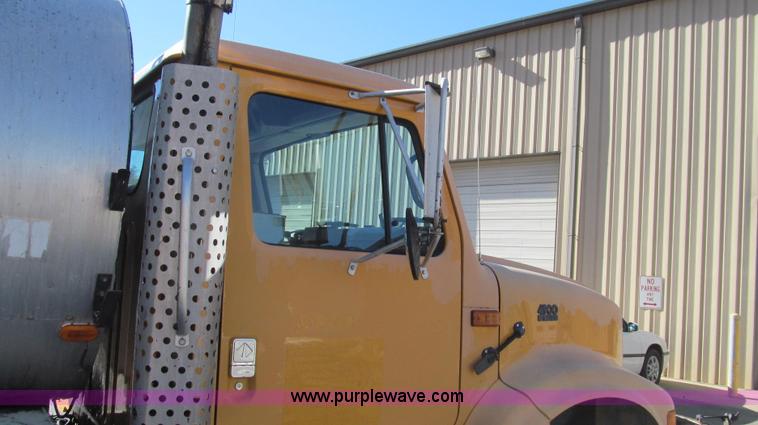 image for item G2182 1996 International 4900 oil distribution truck