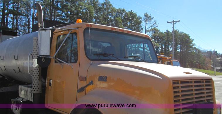 image for item G2182 1996 International 4900 oil distribution truck