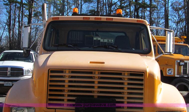 image for item G2182 1996 International 4900 oil distribution truck