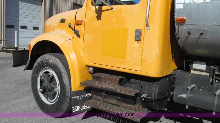 image for item G2182 1996 International 4900 oil distribution truck
