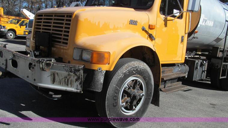 image for item G2182 1996 International 4900 oil distribution truck