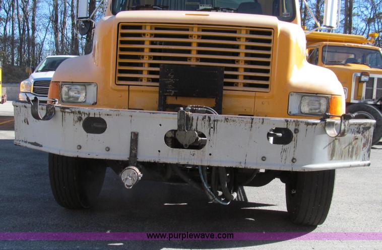 image for item G2182 1996 International 4900 oil distribution truck