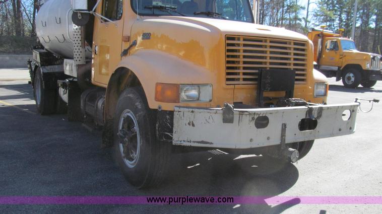 image for item G2182 1996 International 4900 oil distribution truck