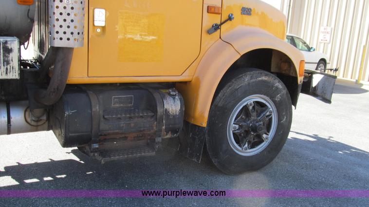 image for item G2182 1996 International 4900 oil distribution truck