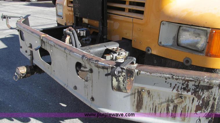 image for item G2182 1996 International 4900 oil distribution truck