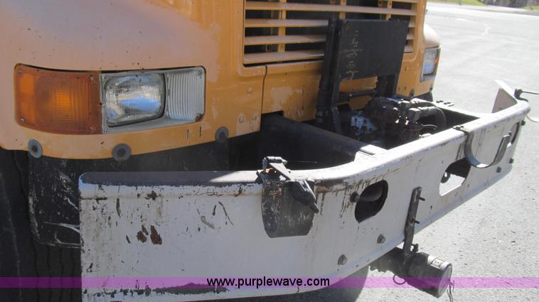 image for item G2182 1996 International 4900 oil distribution truck