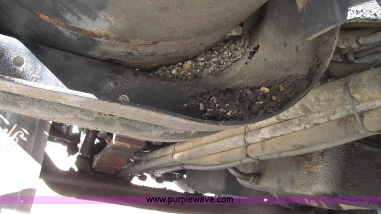 image for item G2182 1996 International 4900 oil distribution truck