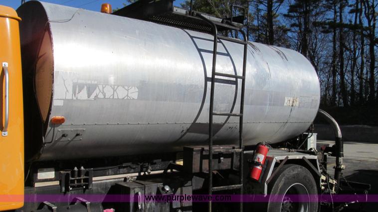 image for item G2182 1996 International 4900 oil distribution truck