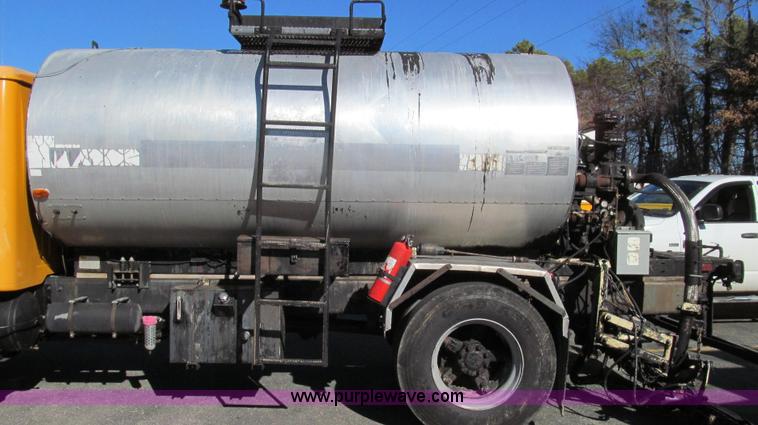 image for item G2182 1996 International 4900 oil distribution truck