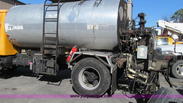 image for item G2182 1996 International 4900 oil distribution truck