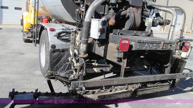 image for item G2182 1996 International 4900 oil distribution truck