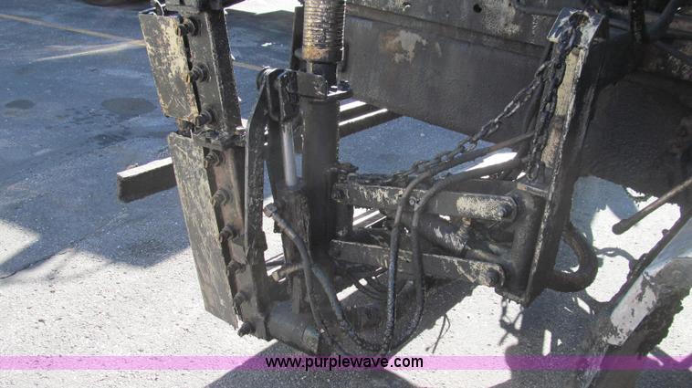 image for item G2182 1996 International 4900 oil distribution truck