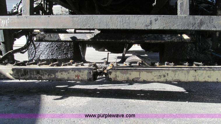 image for item G2182 1996 International 4900 oil distribution truck