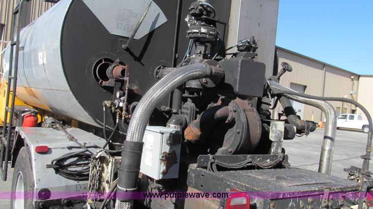 image for item G2182 1996 International 4900 oil distribution truck