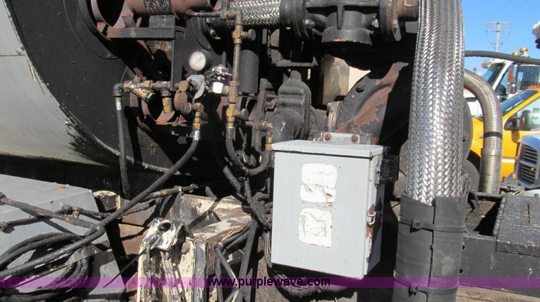 image for item G2182 1996 International 4900 oil distribution truck