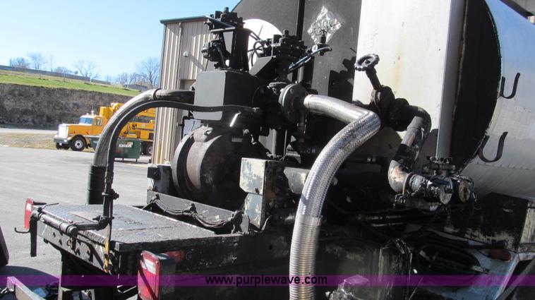 image for item G2182 1996 International 4900 oil distribution truck