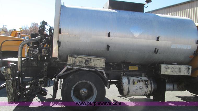 image for item G2182 1996 International 4900 oil distribution truck