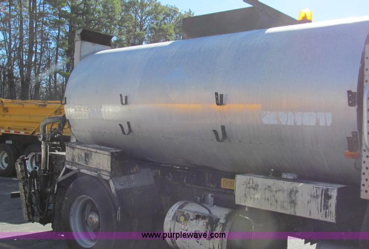 image for item G2182 1996 International 4900 oil distribution truck