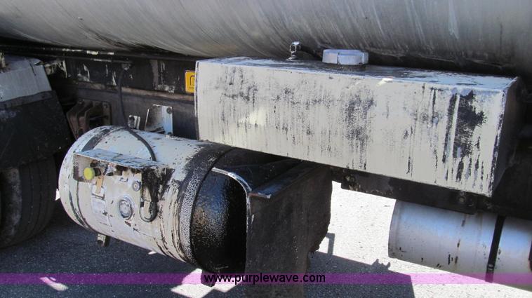 image for item G2182 1996 International 4900 oil distribution truck