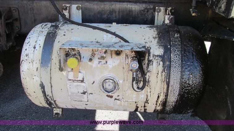 image for item G2182 1996 International 4900 oil distribution truck