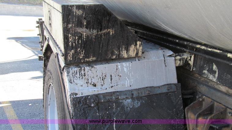 image for item G2182 1996 International 4900 oil distribution truck