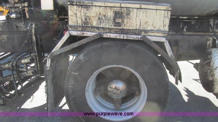 image for item G2182 1996 International 4900 oil distribution truck